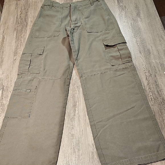 Aeropostale Pants - Aeropostale Women's Straight Leg Cargo Pants in Olive
